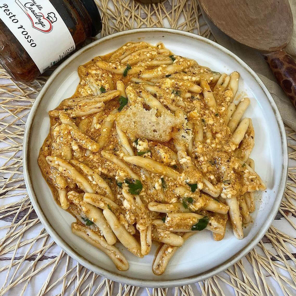 Cavatelli alla salsa di squacquerone con pesto rosso e rucola