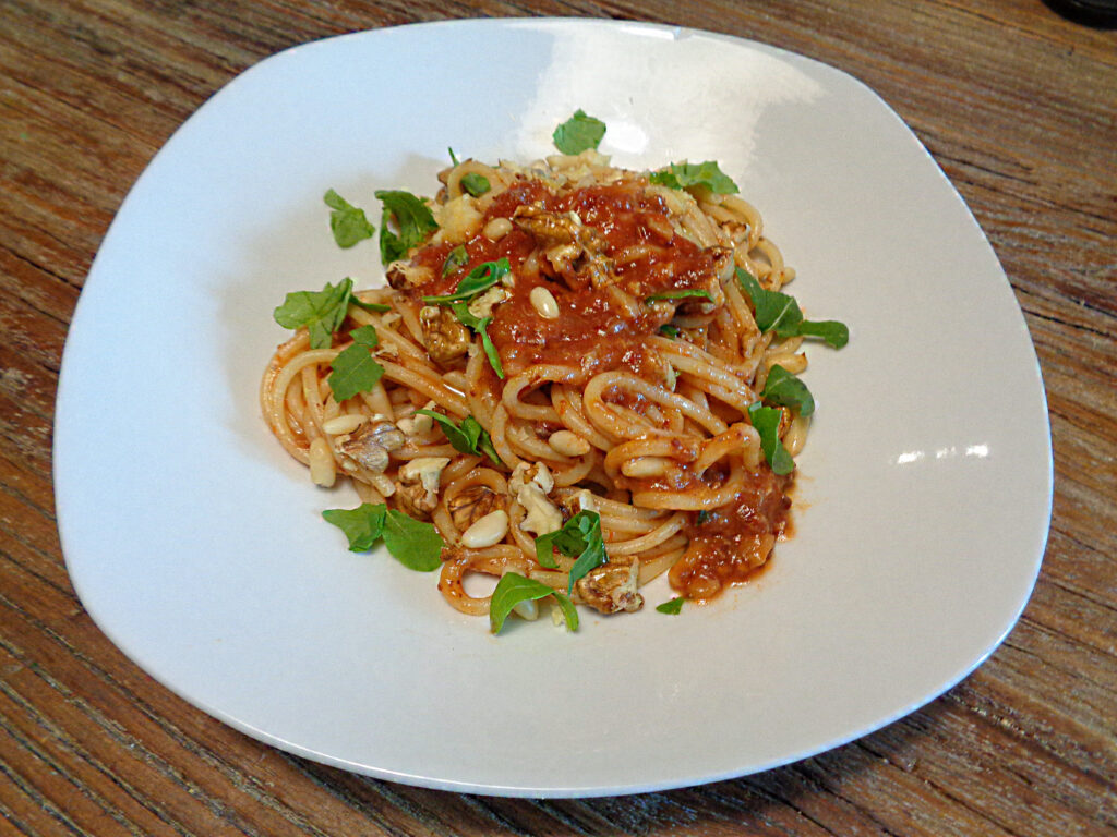 Spaghetti autunnali ai porcini con noci, pinoli e rucola