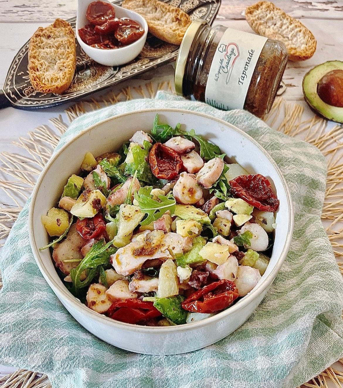 Insalata di polpo in salsa tapenade con avocado e rucola