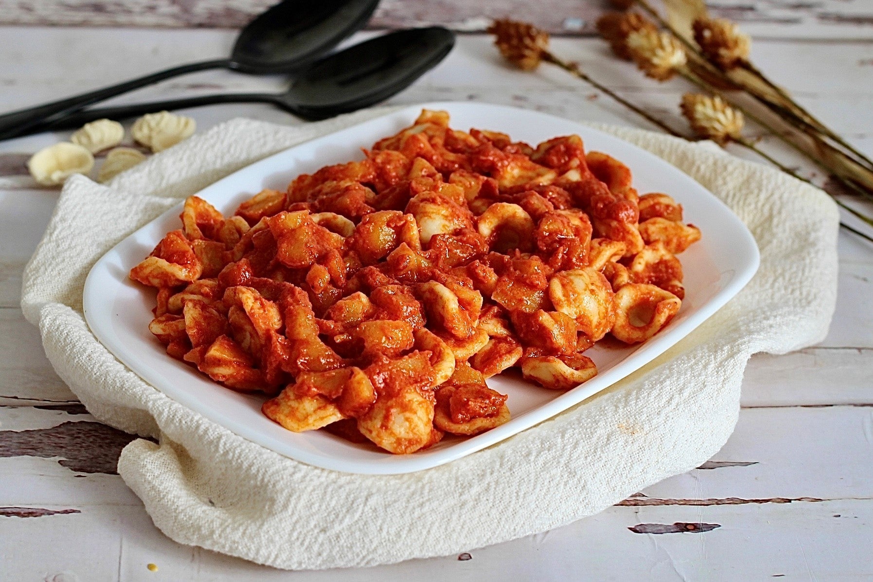 Orecchiette al sugo di ricotta forte con mele caramellate al miele millefiori e mentuccia
