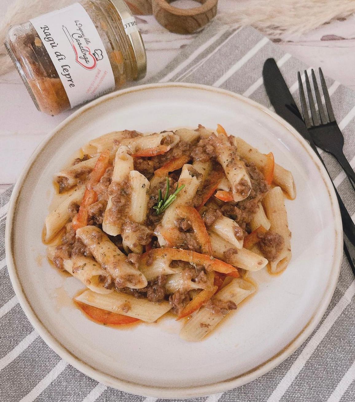 Penne due colori al ragù di lepre con zucca e peperone