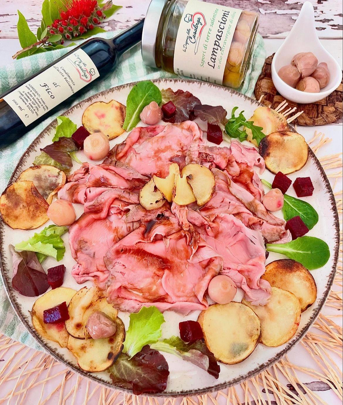 Roastbeef all’inglese con insalata di lampascioni, barbabietole e patate novelle all’aceto di fico