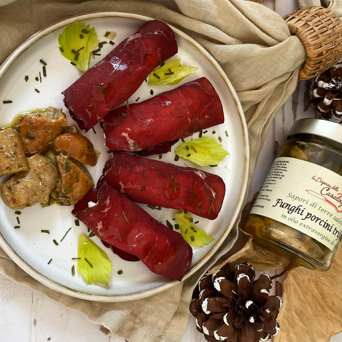 Involtini di bresaola con mousse di caprino alla paprika e funghi porcini