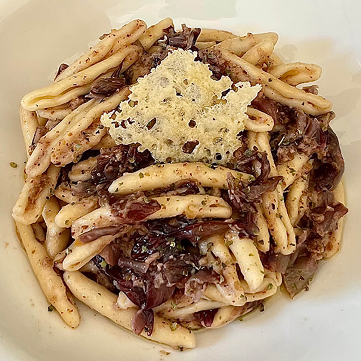 Cavatelli alla salsa di noci e mascarpone con radicchio di Treviso allo scalogno e maggiorana