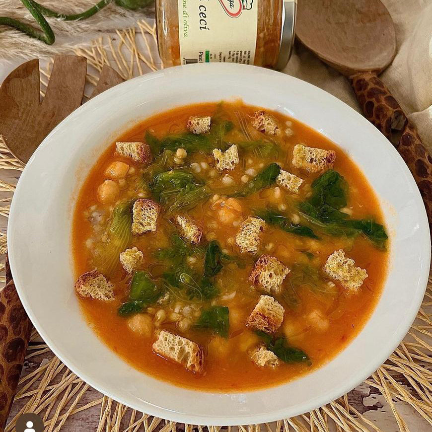 Zuppa di ceci e scarola con grano di Sicilia e briciole di pane di segale piccanti